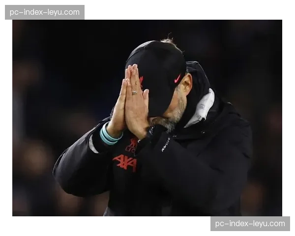 温情一幕：看台上的克洛普与西蒙尼在赛前握手致意